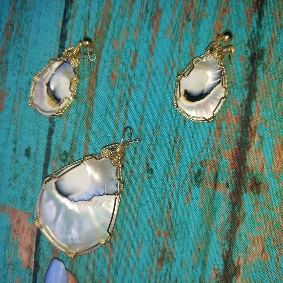 Vintage Shell Wire Wrap Pendant & Earrings Set - Picture 2 of 11